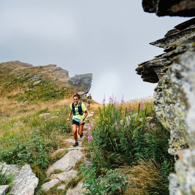 Atleta in gara sui sentieri alpini