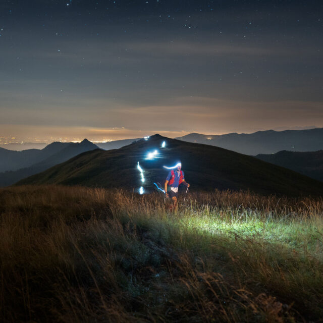 Passaggio di un atleta durante la 100 Miglia Monviso